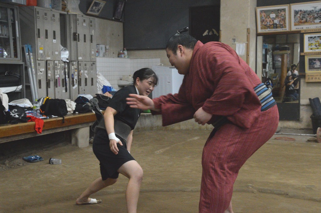 妹の武井陽奈主将（左）と、相撲部の練習場で取り組む熱海富士＝２９日午後、沼津市の飛龍高