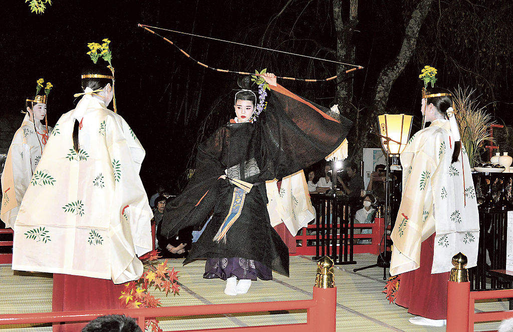 「実朝の舞」を奉納した十五夜祭＝熱海市の伊豆山神社
