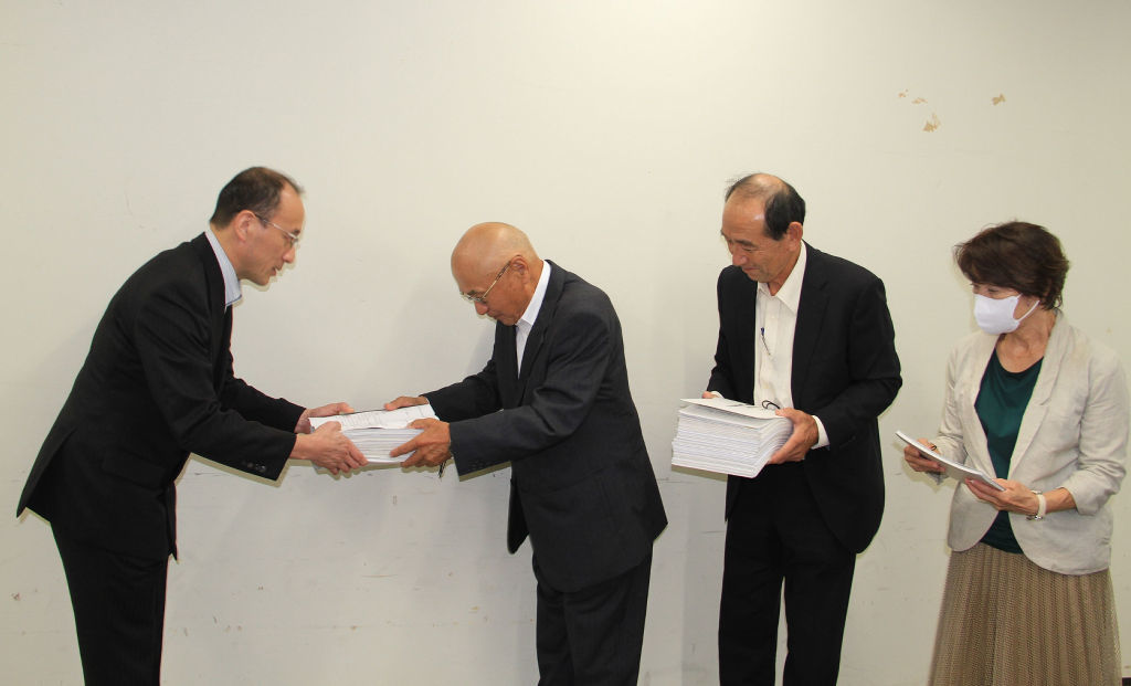金子正志局長に署名を手渡す山口捷彦代表（左から２人目）＝２９日午後、国土交通省中部運輸局