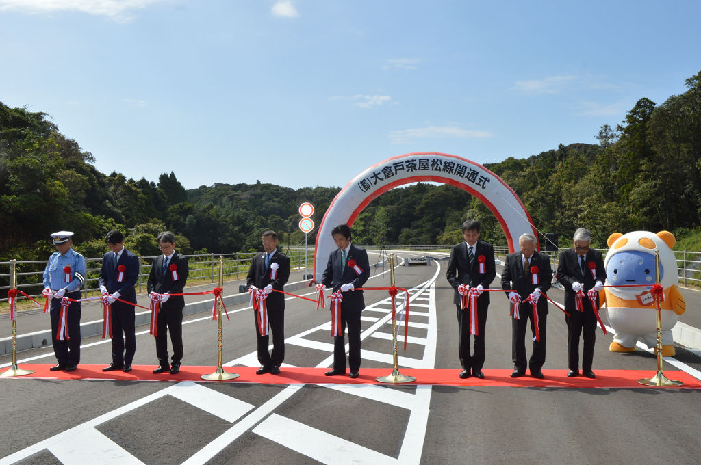 テープカットをする影山剛士市長（左から４人目）ら関係者＝湖西市新居町の大倉戸茶屋松線