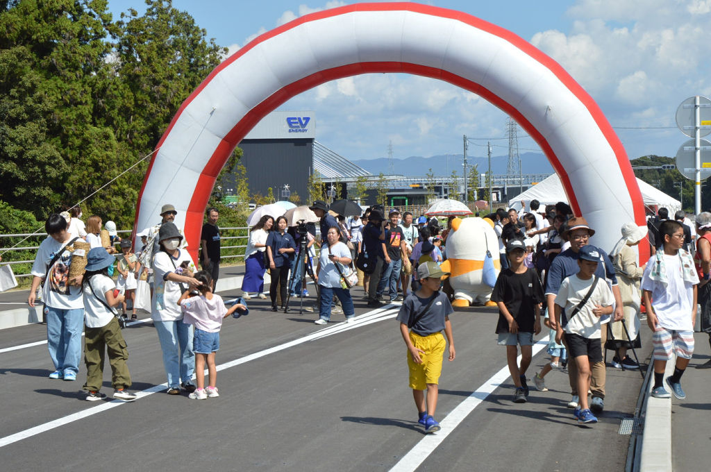 開通した道路を散策する市民ら＝湖西市新居町の大倉戸茶屋松線