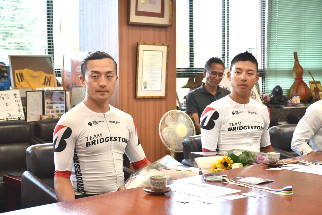 世界選手権でのメダル獲得を報告した窪木選手（左）と今村選手＝三島市役所