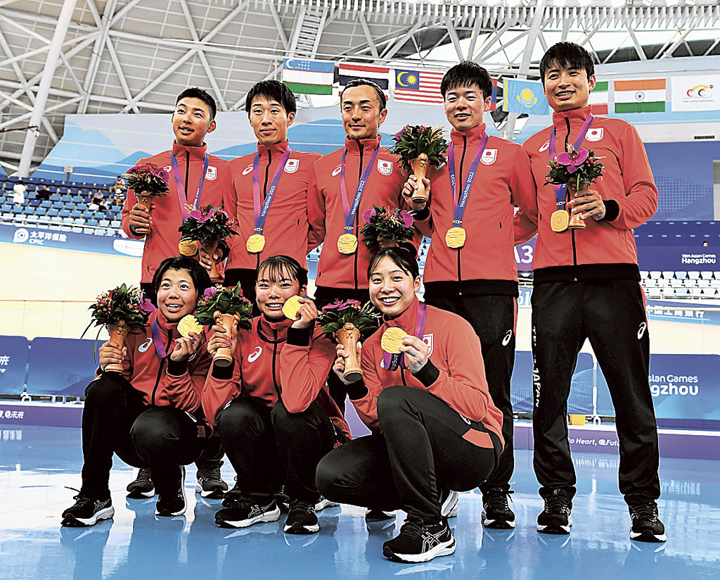 ２７日のアジア大会４０００メートル団体追い抜きでアベック優勝を飾った日本チーム。大会を通じて１０種目で金メダルを手にした＝中国・杭州（本社臨時支局・二神亨）