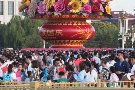 国慶節を迎え、北京の天安門広場に詰めかけた大勢の観光客＝１日（共同）