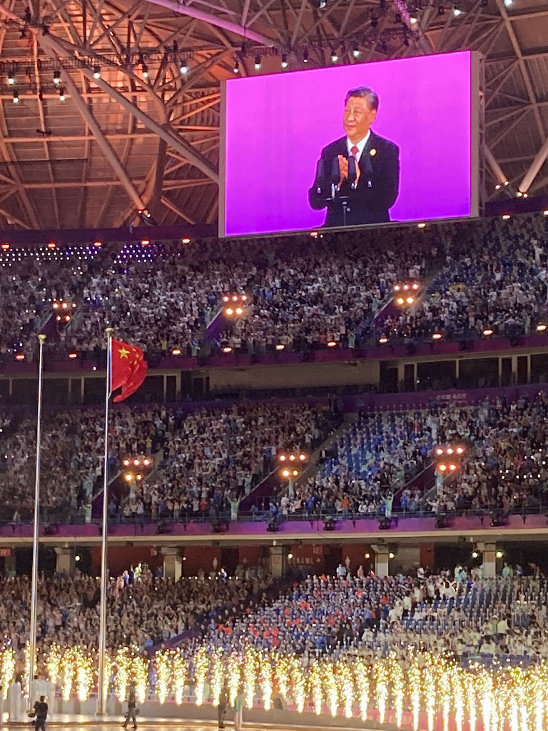アジア大会開会式で大型スクリーンに映し出される習近平国家主席。画面に映るたび、すさまじい歓声が湧き起こった＝中国・杭州