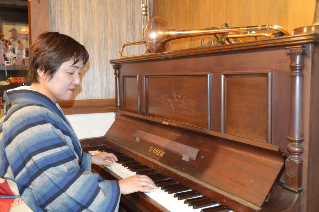 「周ピアノ」を弾く川嶋朱里さん＝１１日、浜松市中区