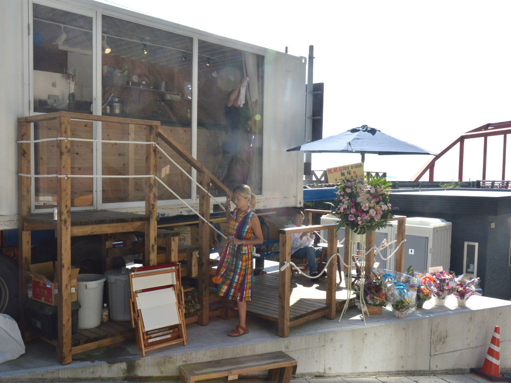 伊豆山港に開店したカフェ。「被災地復興の一助に」とダイビング客を誘客する＝３日午前、熱海市伊豆山
