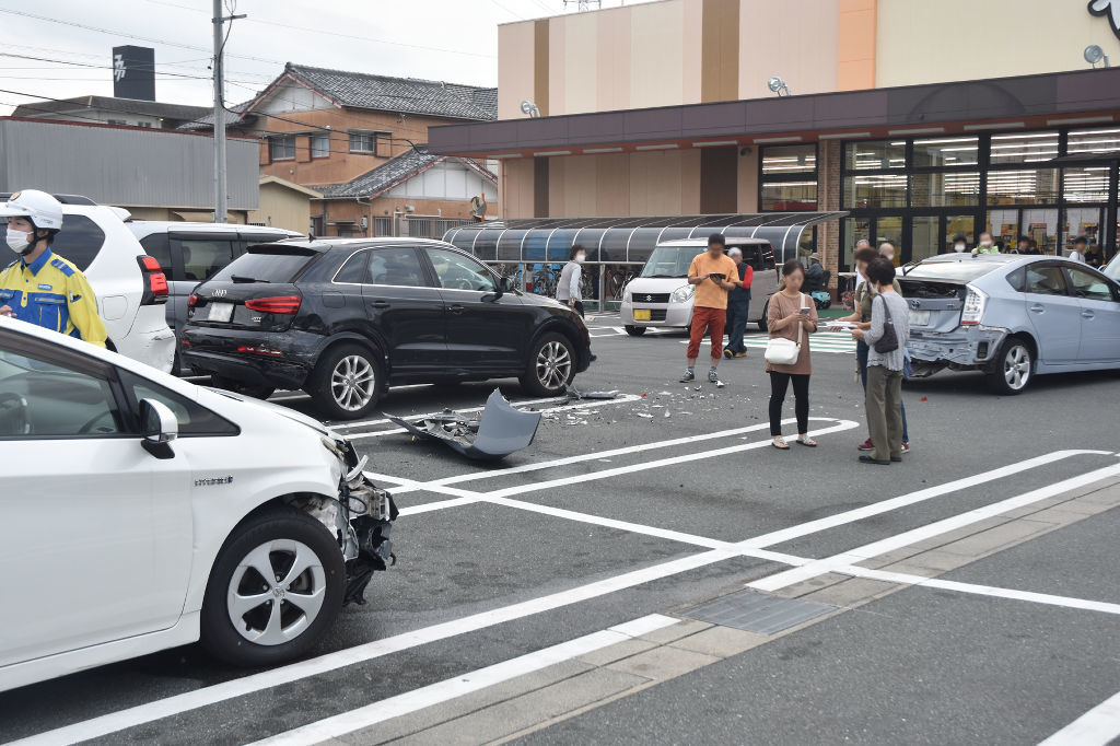 乗用車が暴走し、車７台に衝突した事故現場＝３日午後、浜松市中区（画像の一部を加工しています）