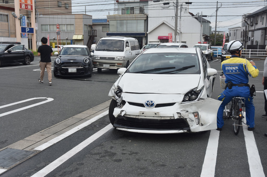 乗用車が暴走し、車７台に衝突した事故現場＝３日午後、浜松市中区（画像の一部を加工しています）