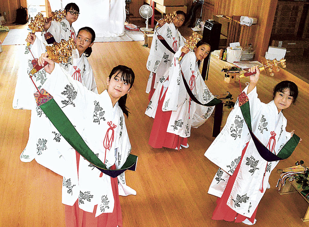 例大祭に向け、浦安の舞の練習に励む女子児童＝藤枝市高柳の高柳神社