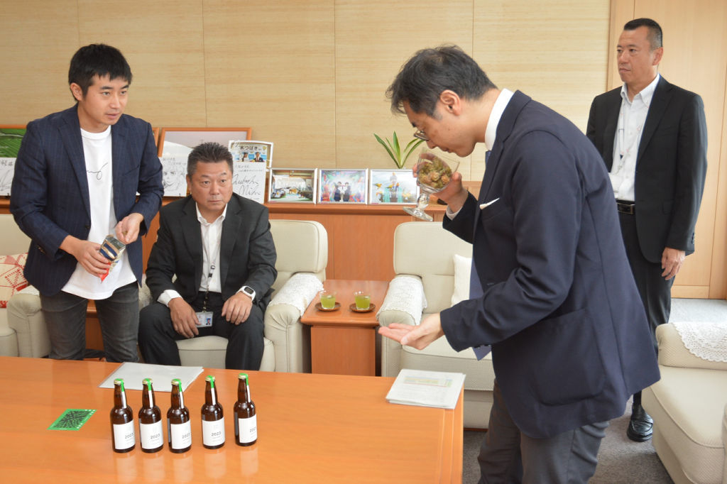 久保田市長（右から２人目）に掛川市産ホップの香りを紹介する関係者＝掛川市役所