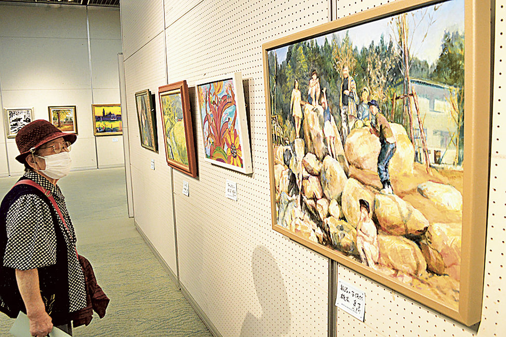 油彩画を中心に多彩な絵画が並んだ作品展＝長泉町のコミュニティながいずみ