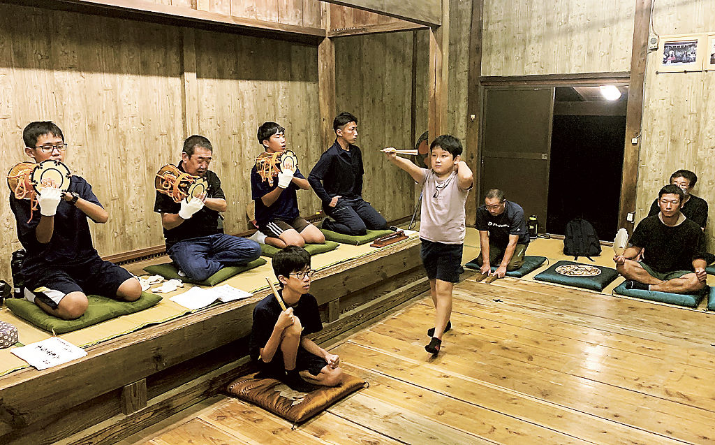 ４年ぶりの奉納に向けて三番叟の練習に励む出演者＝伊豆の国市三福の熊野神社