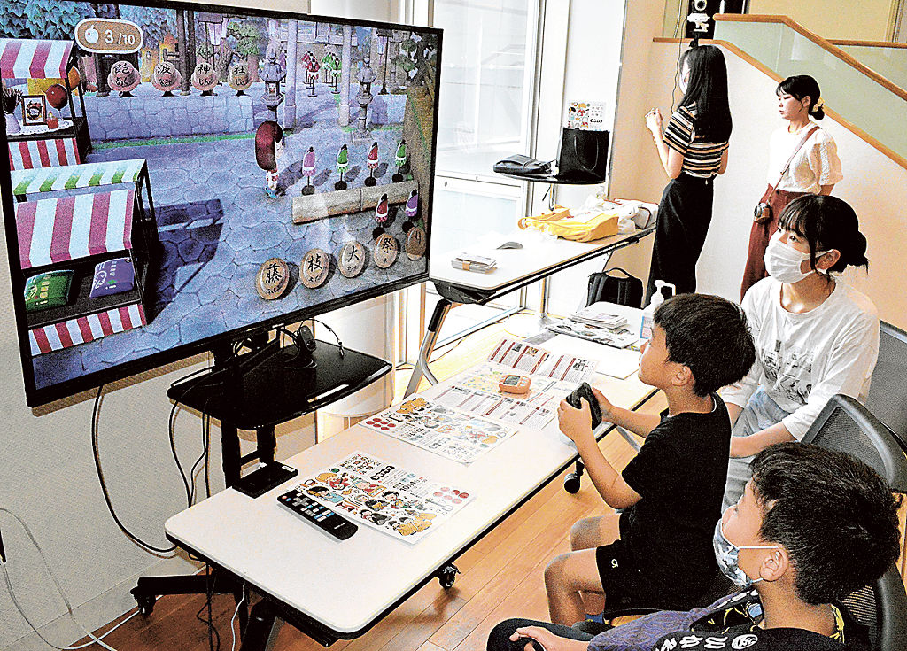 完成した「にほんいさんふじえだ島」のゲームを楽しむ子どもたち＝藤枝市民会館