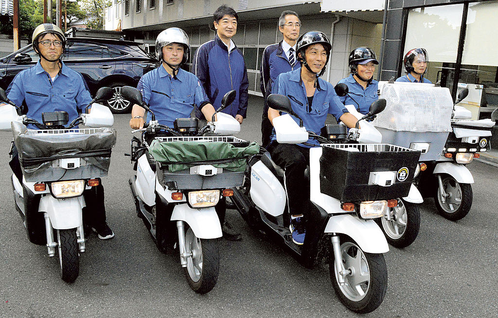 バイク車載カメラで見守りを続ける新聞配達員ら＝藤枝市藤枝