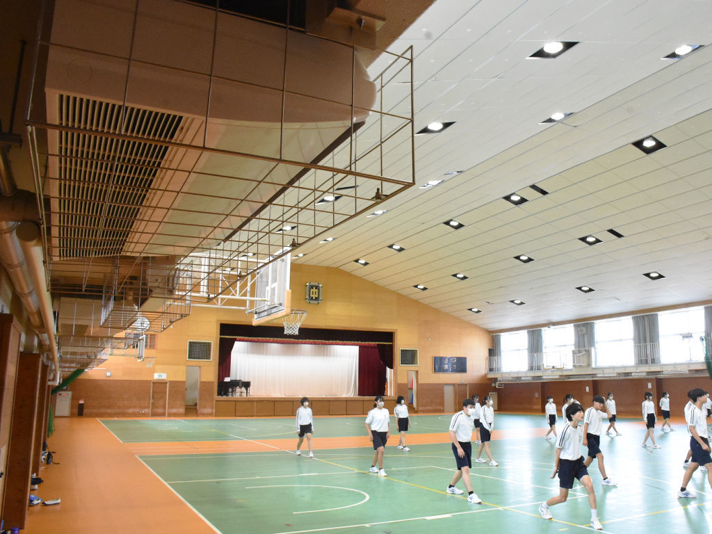 エアコンが稼働する体育館で体育の授業を行う生徒＝２日午後、吉田町の吉田中