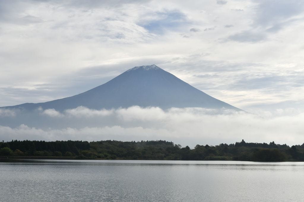 初冠雪し、山頂付近が雪化粧した富士山＝５日午前８時ごろ、富士宮市の田貫湖
