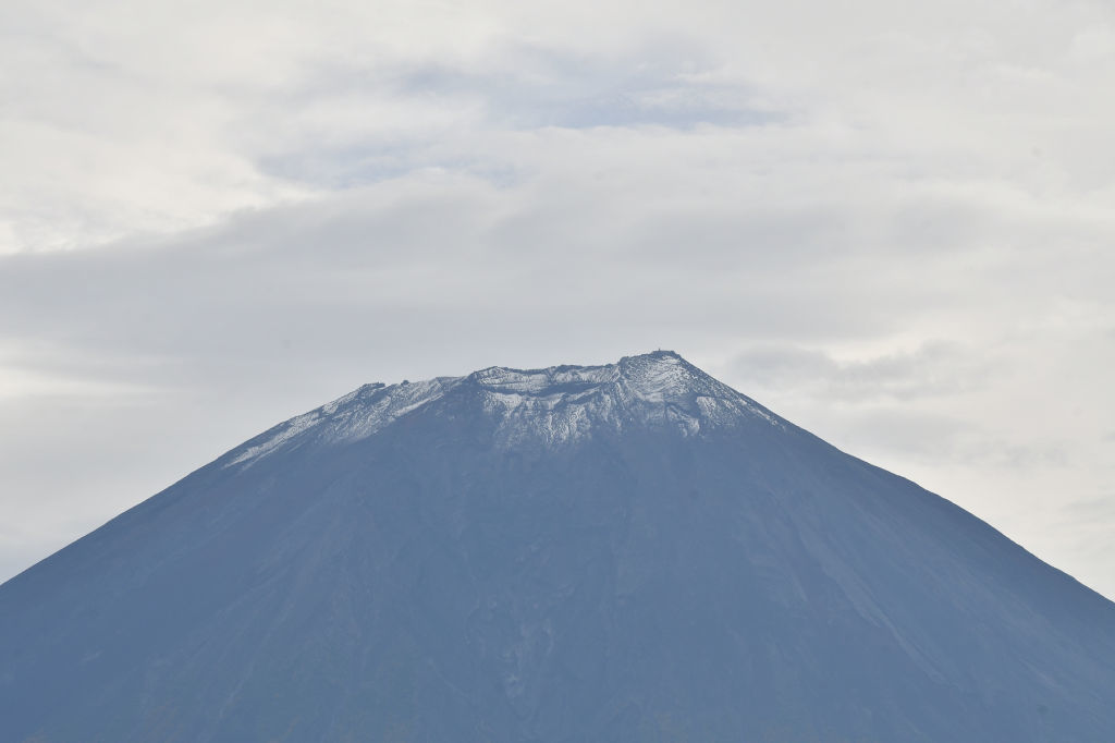 初冠雪し、山頂付近が雪化粧した富士山＝５日午前８時ごろ、富士宮市内
