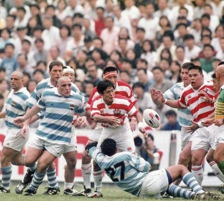 １９９８年、東京・秩父宮ラグビー場で対戦する日本代表とアルゼンチン代表。日本が勝利した（日本ラグビーデジタルミュージアム提供）