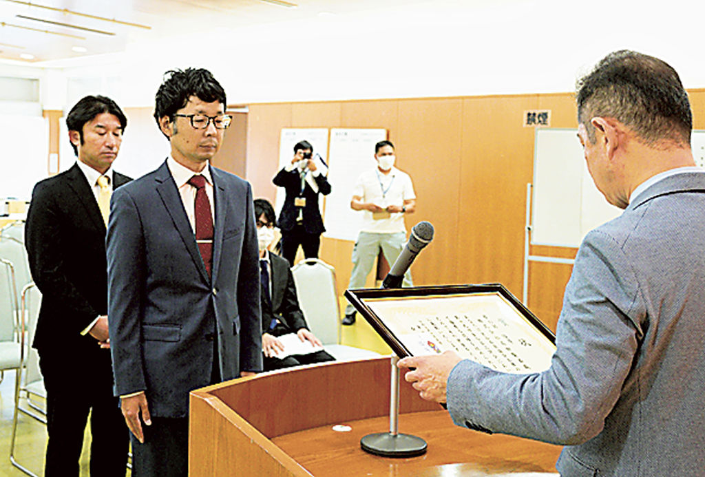 小松会長（右）から表彰を受ける上位入賞者＝島田市の「ふじのくに茶の都ミュージアム」