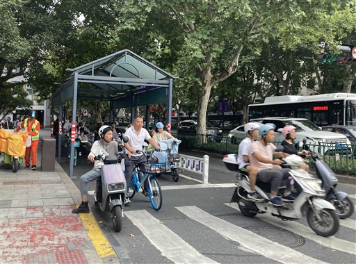 「自転車専用道」を走る自転車や電動バイク。自動車の道とは仕切られ、市街地でも快適そうに進む＝中国・杭州