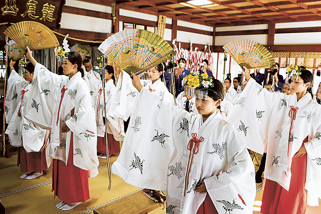 浦安の舞を披露する児童＝掛川市下西郷の龍尾神社