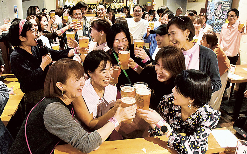ビールの完成を祝うメンバーや関係者＝三島市