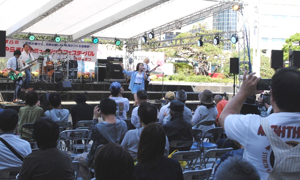 多くの聴衆の前で演奏を披露する出演者＝浜松市中区