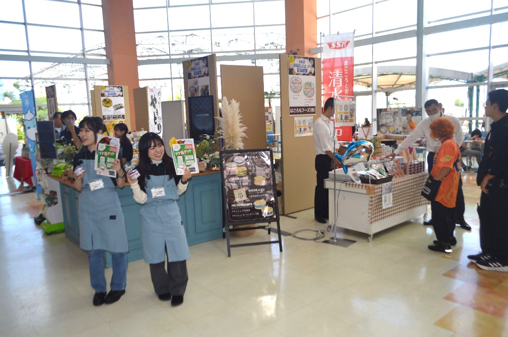 地元で作られた缶詰を販売する関係者＝静岡市清水区のエスパルスドリームプラザ
