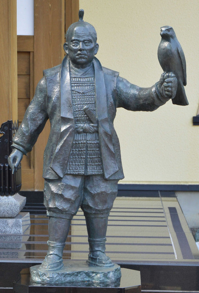 静岡市葵区の安西寺に２０２３年７月、お目見えした家康像。堤直美さん（長泉町）制作。台座を含め約１．６メートル