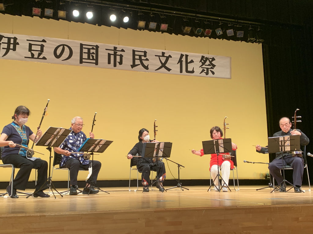 伊豆の国市民文化祭で音楽演奏を披露する団体＝同市のアクシスかつらぎ
