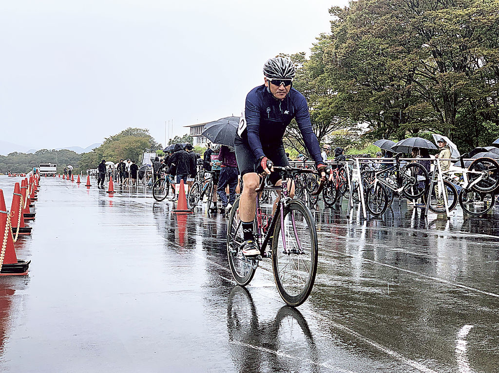 懸命に自転車をこぐ出場者＝伊豆市の日本サイクルスポーツセンター