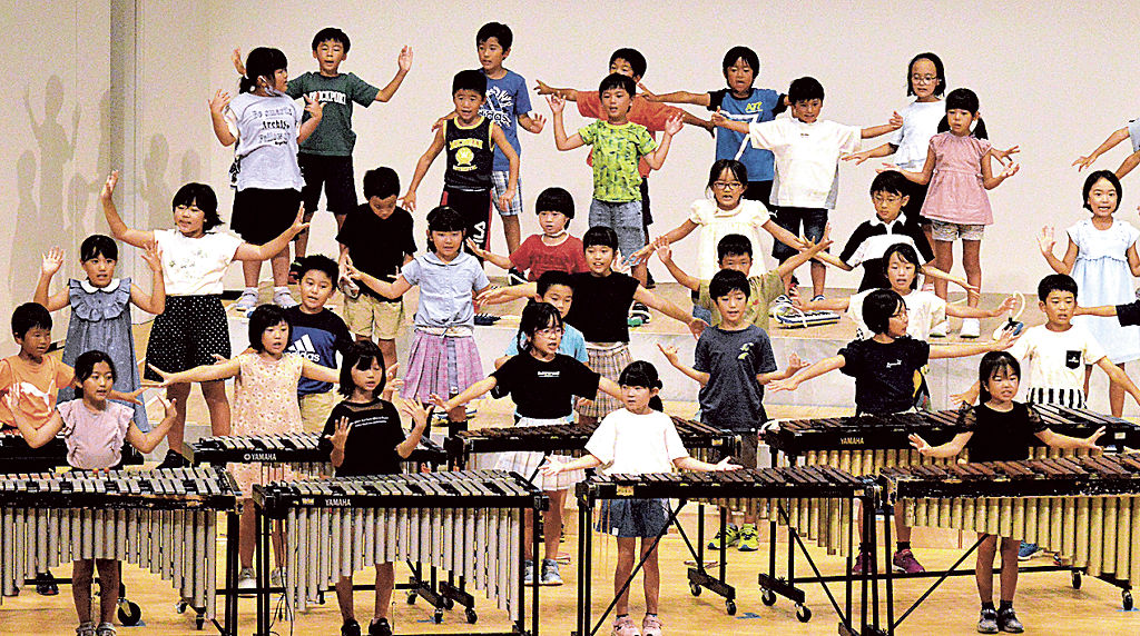 伊佐見小の児童が学習の成果を発表した音楽会＝浜松市北区のサーラ音楽ホール