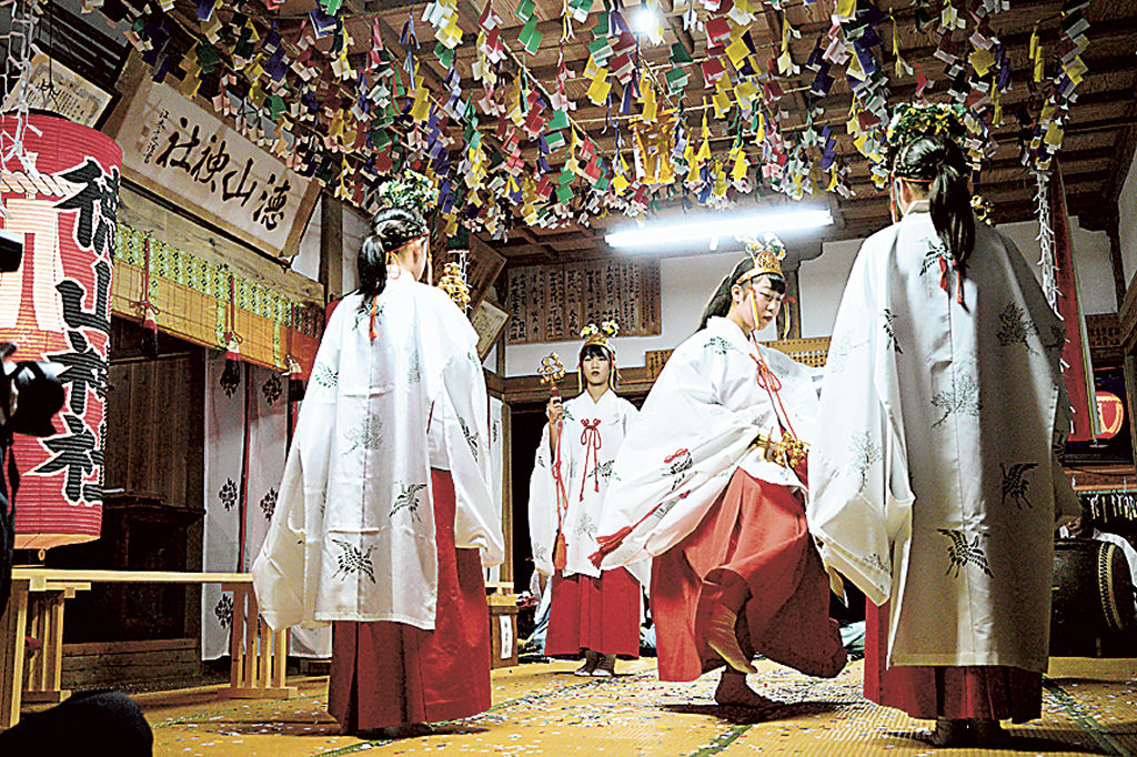 五神が親和した姿を現す「五躰龍の舞」＝川根本町の徳山神社