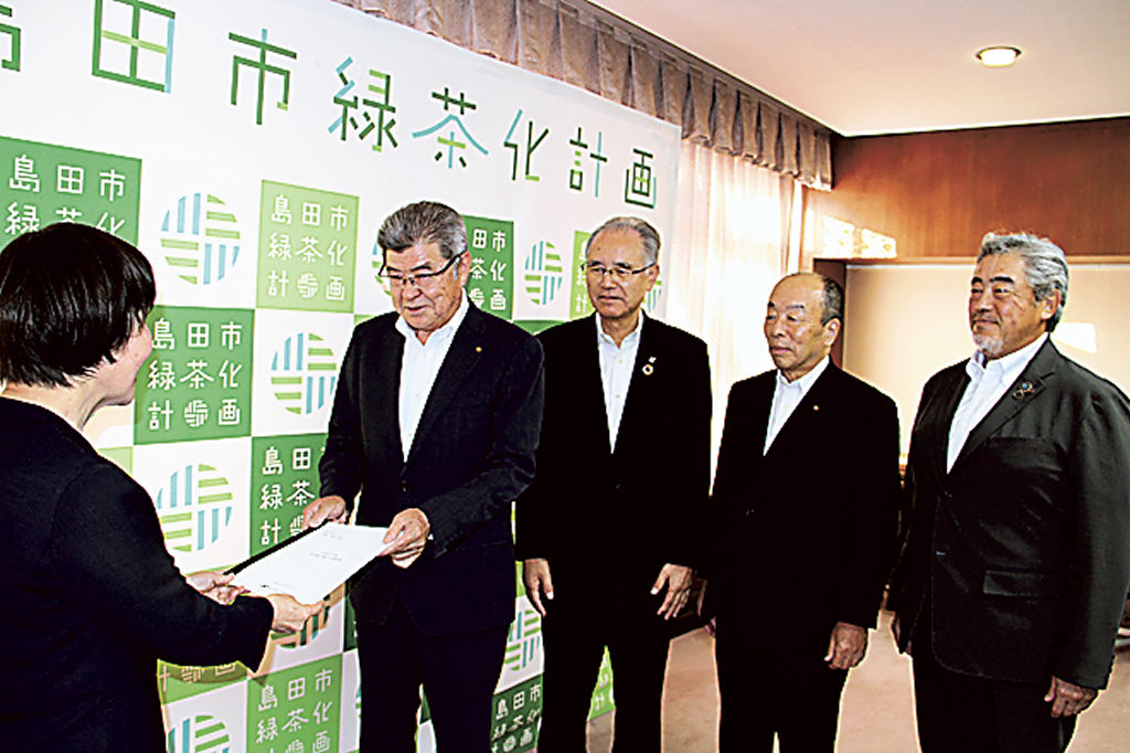 染谷島田市長に要望書を手渡す大久保会頭（左から２人目）＝同市役所