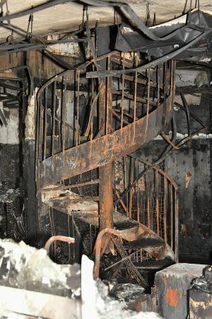 焼け焦げた京都アニメーション第１スタジオのらせん階段＝２０１９年７月２０日