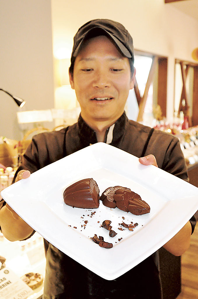 廃棄されていたカカオの殻を原料にしたチョコレート菓子＝御殿場市のノルマンディショコラ