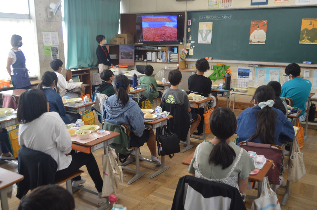 静岡市教委が作成した、由比特産のサクラエビについての動画を見る児童ら＝同市清水区由比町屋原の由比小