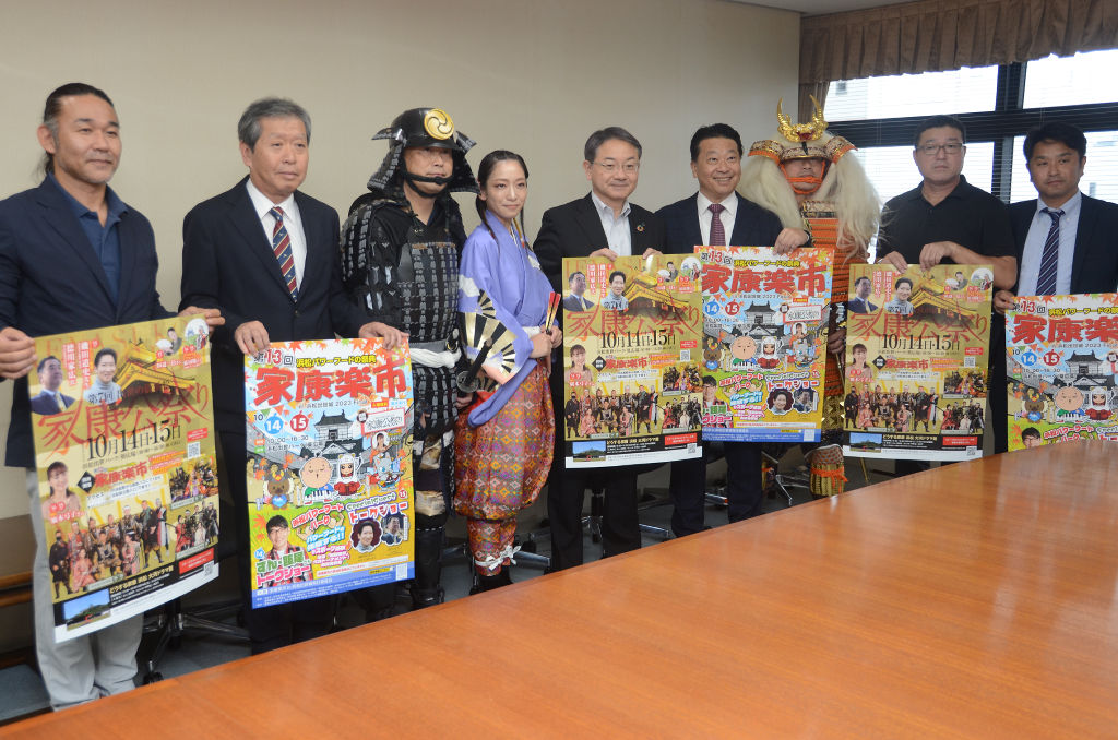 浜松市の中野市長（左から５人目）と一緒に記念撮影してイベントをアピールする「家康公祭り」と「家康楽市」の実行委のメンバー＝同市役所