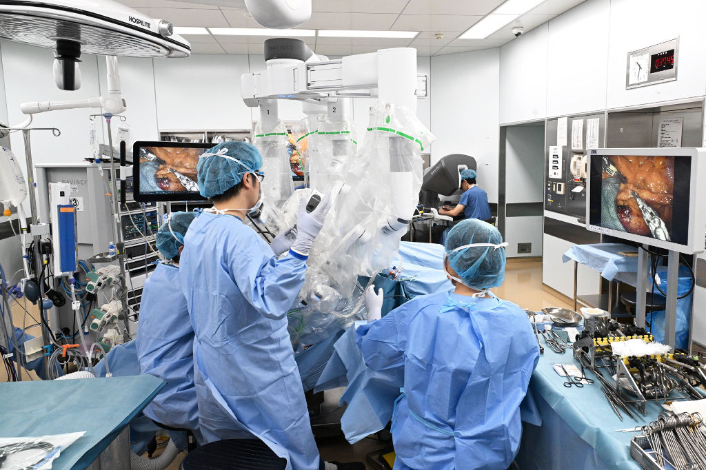 手術支援ロボットを使った大腸がんの手術＝長泉町の県立静岡がんセンター（同センター提供）
