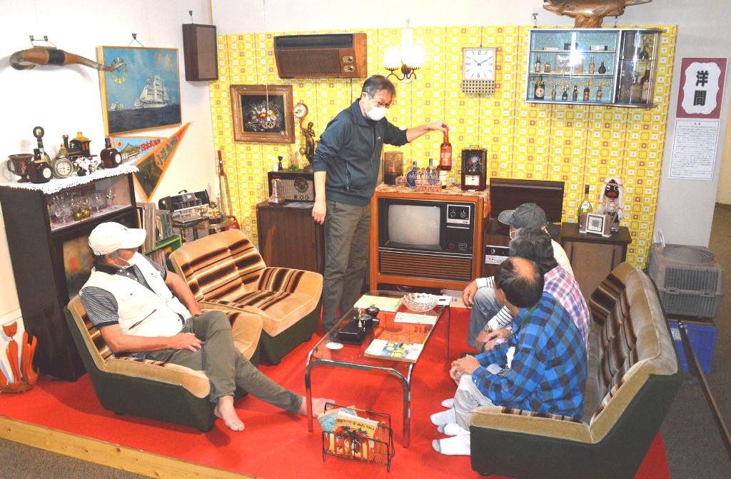 昭和時代の洋間や家電製品などを展示し、懐かしさを演出している特別展＝藤枝市郷土博物館・文学館