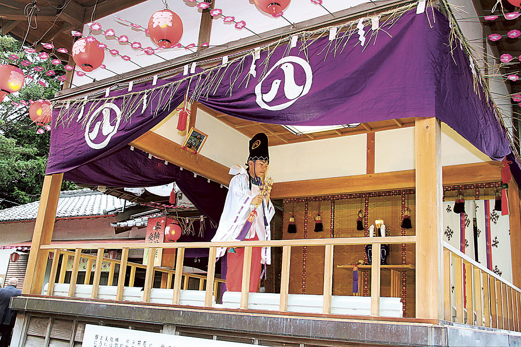「四方の舞」を奉納する児童＝島田市の横岡八幡神社