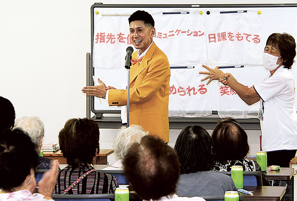 マジックによる認知症予防効果を紹介したマギー塁さん（左）＝島田市の初倉公民館