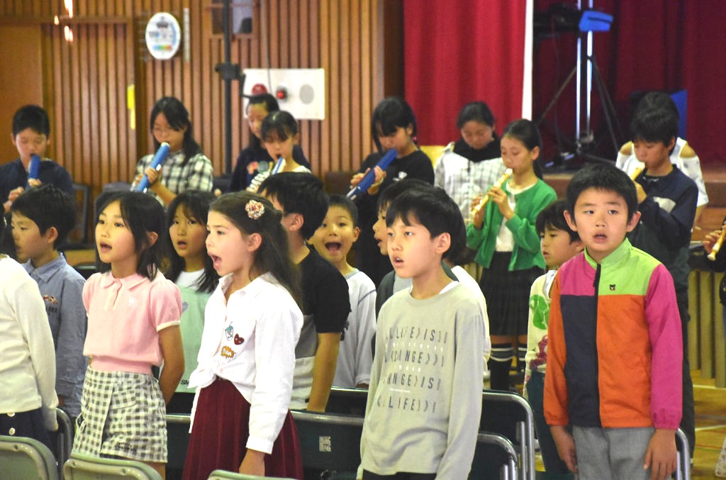 来場者とともに校歌を歌う児童