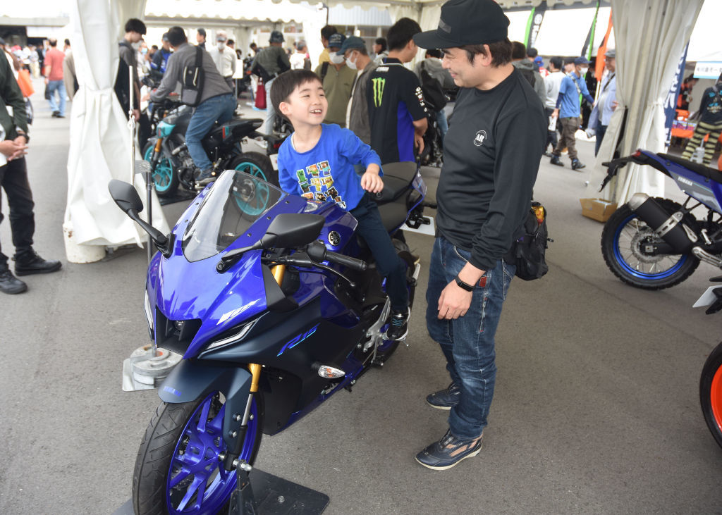 バイクにまたがりイベントを楽しむ親子＝浜松市中区の浜松オートレース場