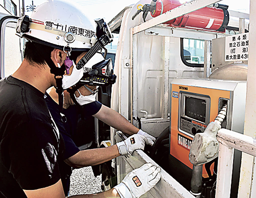 危険物運搬車両の安全性を確認する職員＝三島市の富士山南東消防本部
