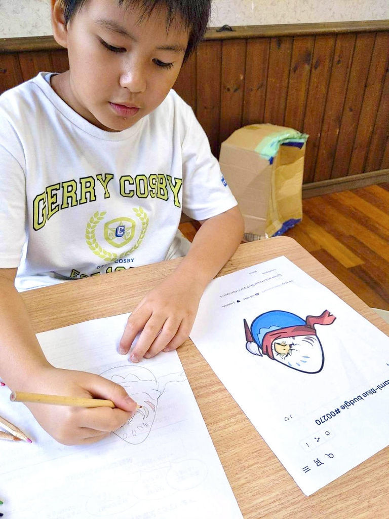 クリプトニンジャの絵を描く子ども＝９月上旬、沼津市の放課後等デイサービス「カララ」
