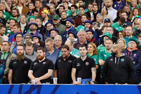 準々決勝のアイルランドとニュージーランドの試合前に、黙とうするスタンドのファン＝１４日、サンドニ（共同）