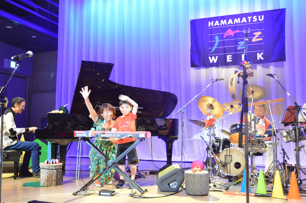 子どもたちが体験型コンサートでジャズの魅力に触れた「ファミリーＪＡＺＺコンサート」＝浜松市中区のクリエート浜松