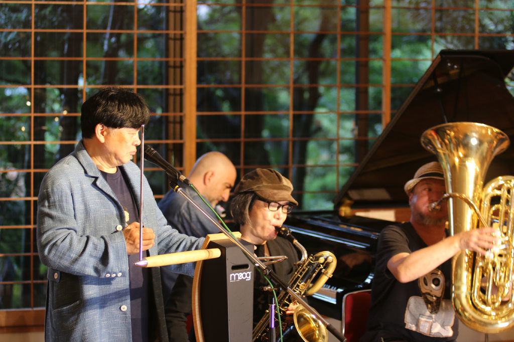 熱海未来音楽祭のプレイベントで演奏する（左から）巻上公一さん、アルメン・ナルバンディアンさん、吉田隆一さん、高岡大祐さん＝熱海市の起雲閣
